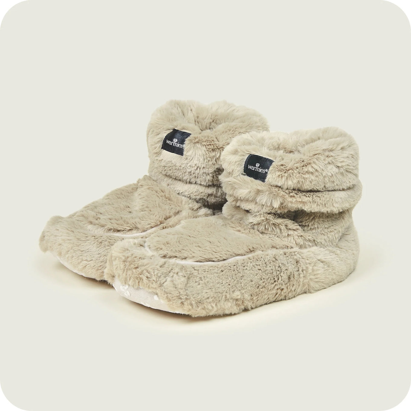 A pair of beige, luxury heatable boots in colour latte with a soft exterior.