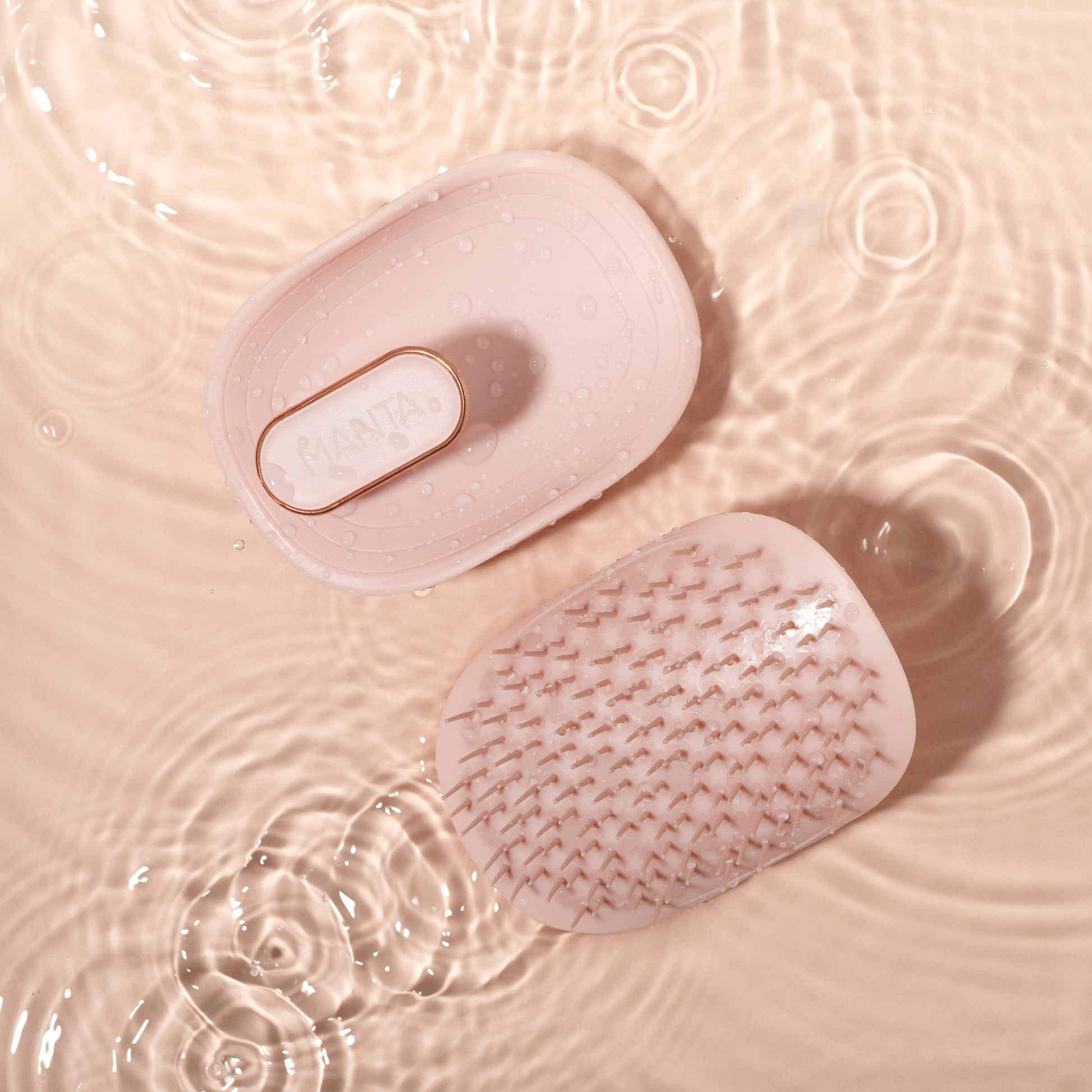 MANTA anti breakage brush in pink and rose gold, in water. 