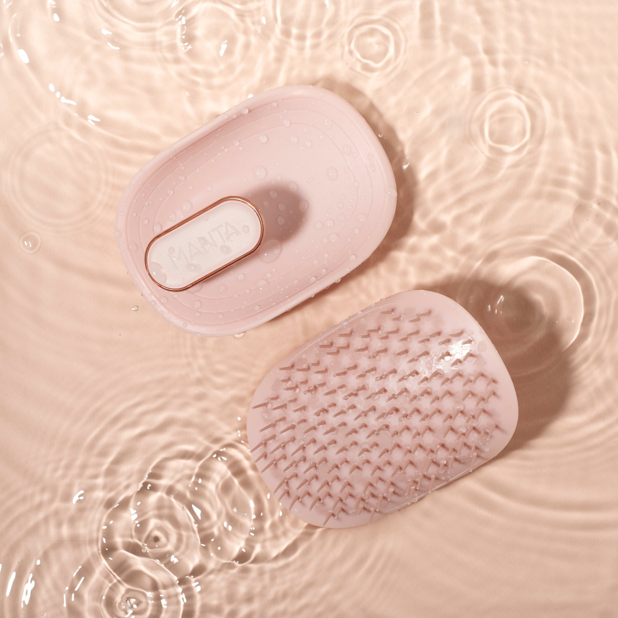 MANTA anti breakage brush in pink and rose gold, in water. 
