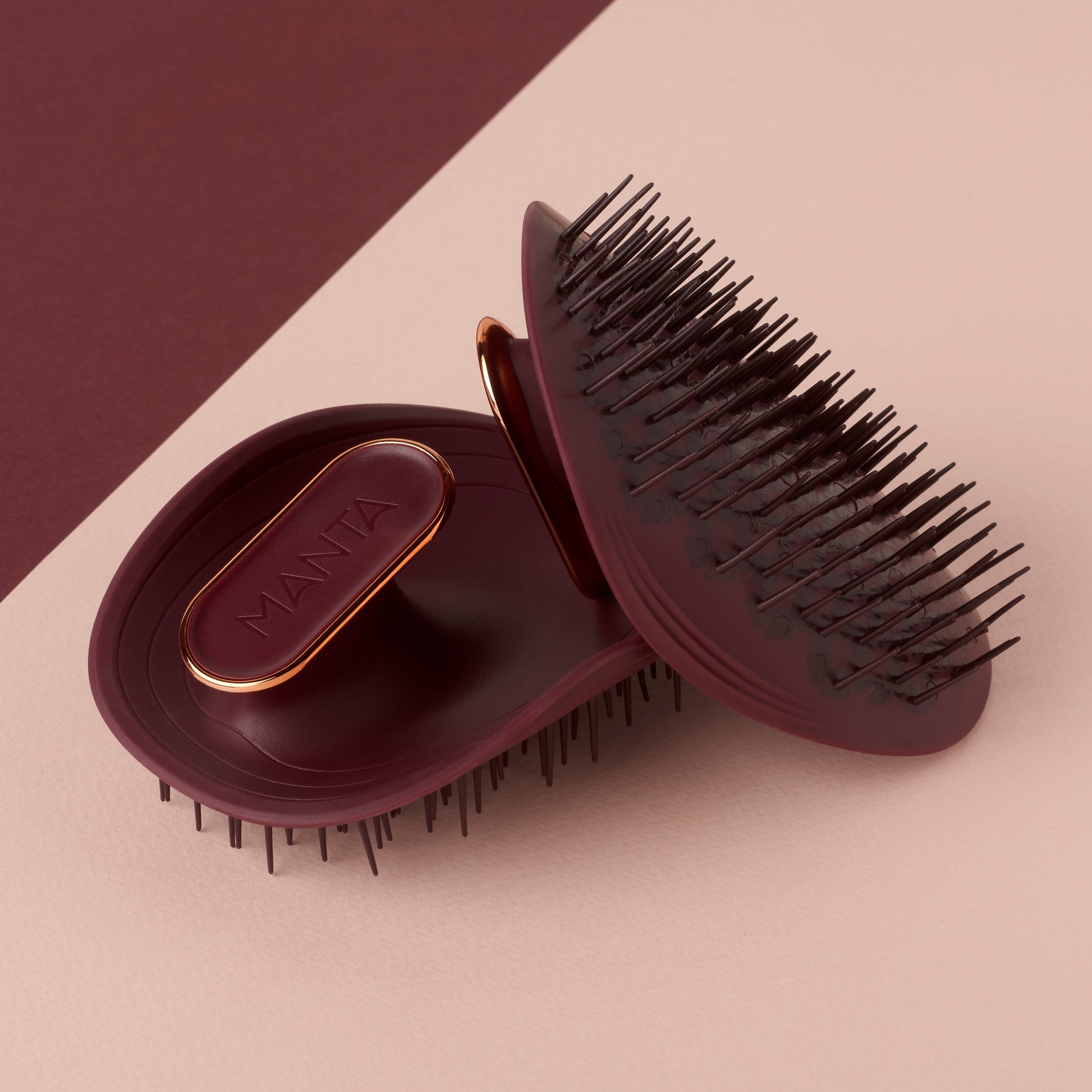MANTA brush with a non-slip handle in burgundy and rose gold. 