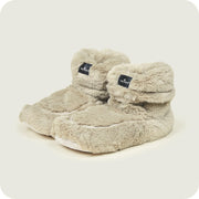 A pair of beige, luxury heatable boots in colour latte with a soft exterior.